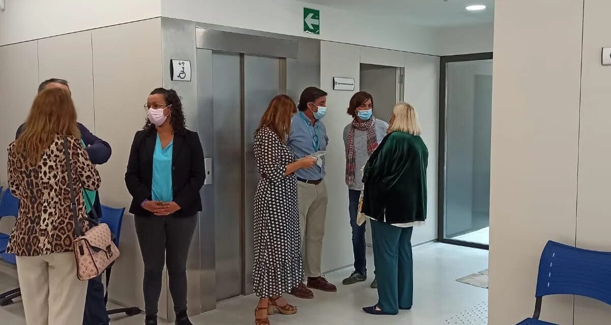 Críticas a la inauguración de un centro de salud en Galaroza sin suministro eléctrico