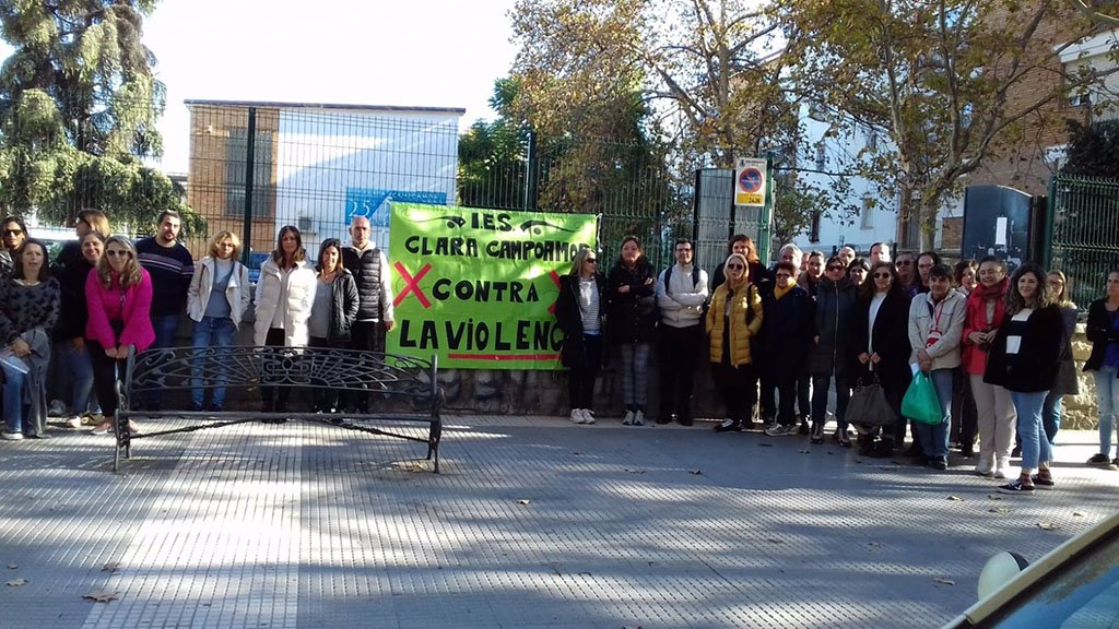 El padre de un alumno amenaza e intenta agredir a una profesora del Clara Campoamor