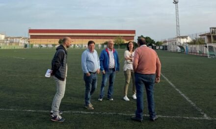 El nuevo césped del campo de fútbol de Trigueros estará listo antes de fin de año