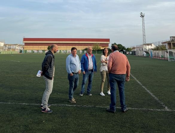 El nuevo césped del campo de fútbol de Trigueros estará listo antes de fin de año