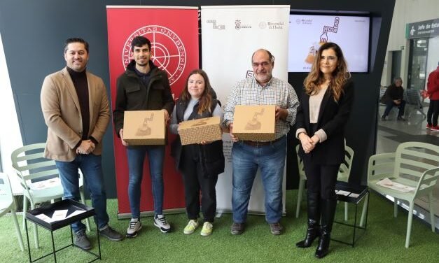 Entregan cajas gourmet a los participantes en la ruta de la tapa universitaria