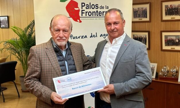 <strong>La CR Palos mantiene su tradición de ‘El árbol de los deseos’ con una donación al Banco de Alimentos</strong>