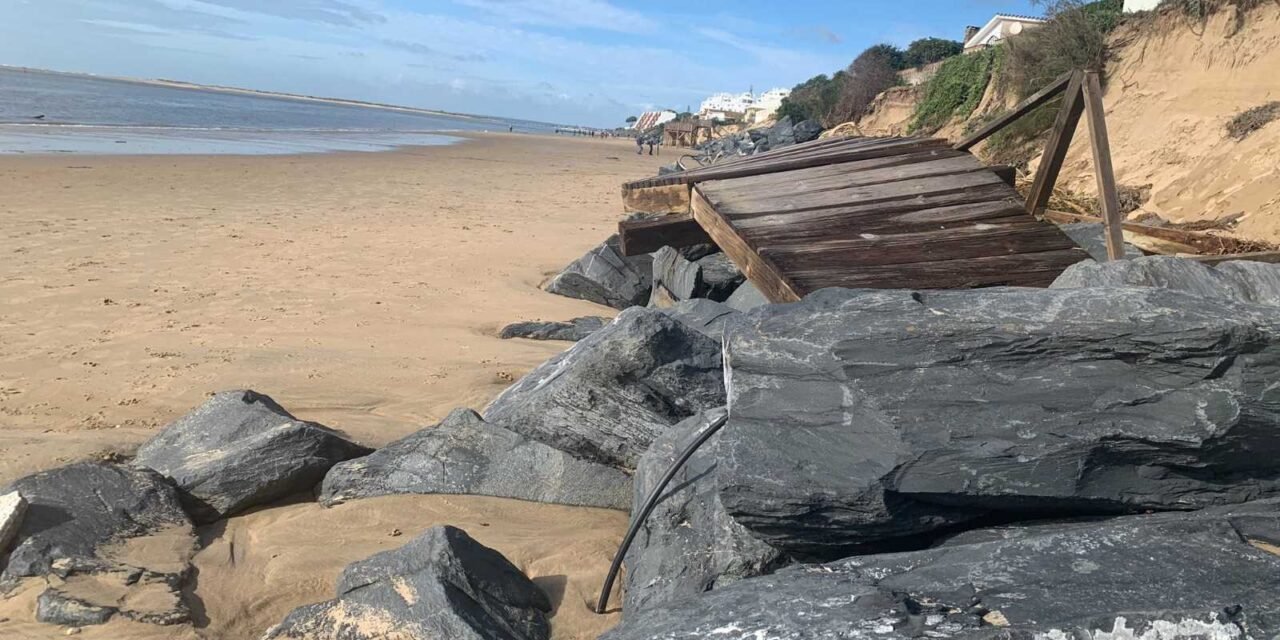 Vecinos de El Portil colocan escolleras para proteger sus casas tras la pérdida de playa por el temporal