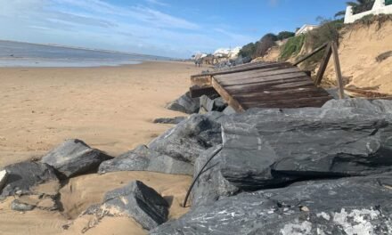 Vecinos de El Portil colocan escolleras para proteger sus casas tras la pérdida de playa por el temporal