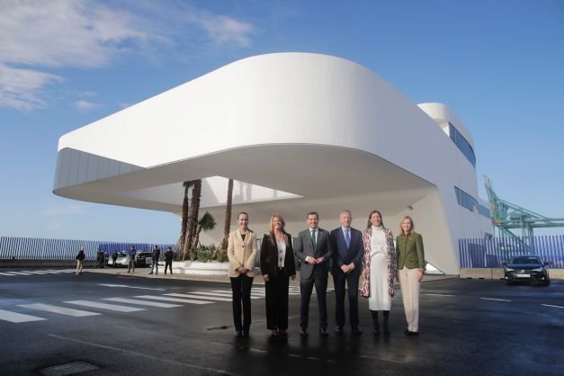 El Puerto inaugura una terminal de pasajeros que reforzará su posicionamiento con Islas Canarias