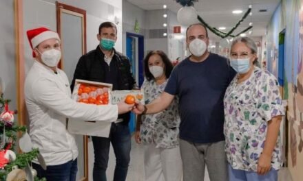Masiá y el cocinero Ángel Rivas donan fruta a pediatría del Juan Ramón Jiménez