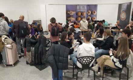 <strong>Estudiantes onubenses ‘tirados’ en el Aeropuerto de Sevilla al cancelarse un vuelo por la niebla</strong>