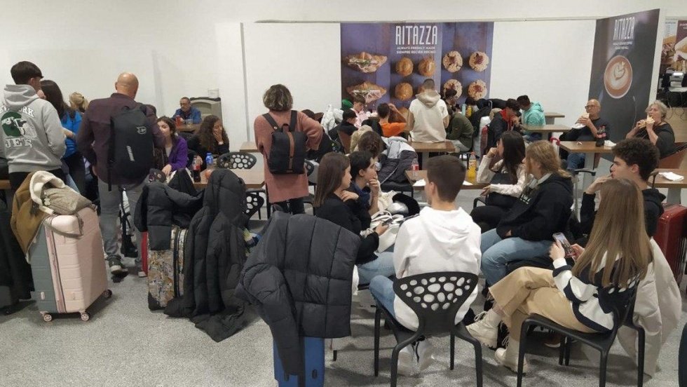 <strong>Estudiantes onubenses ‘tirados’ en el Aeropuerto de Sevilla al cancelarse un vuelo por la niebla</strong>