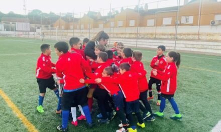 <strong>Reparten el chandal oficial a los alumnos de la Escuela de Fútbol de Riotinto</strong>