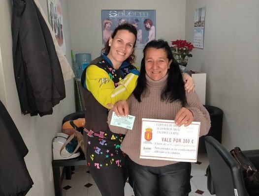 <strong>María del Carmen Delgado se lleva el premio de la campaña de Navidad de Zalamea</strong>