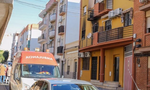 Mueren tres jóvenes en el incendio en un piso de estudiantes en Huelva