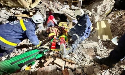 <strong>Bomberos de Huelva rescatan a una joven con vida entre los escombros de Turquía</strong>