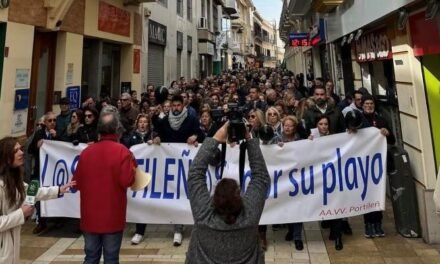 <strong>2.000 vecinos de El Portil se manifiestan para salvar su playa</strong>