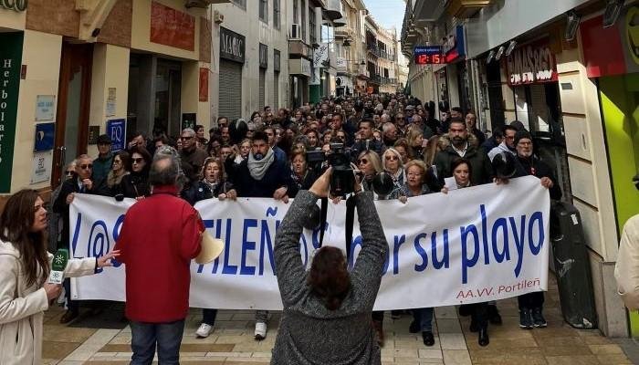 <strong>2.000 vecinos de El Portil se manifiestan para salvar su playa</strong>