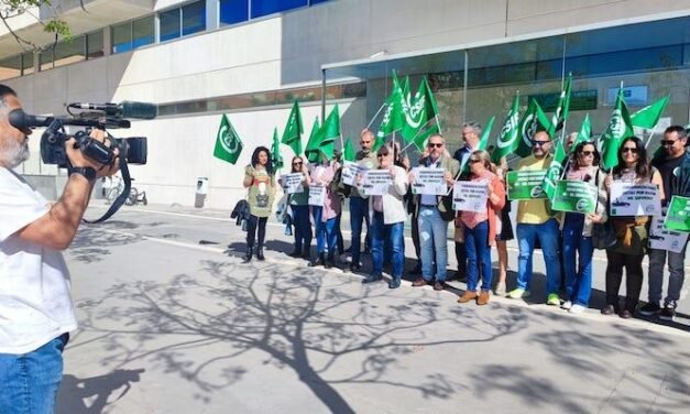 <strong>CSIF protesta para exigir que se revisen las cuantías por pernoctaciones de trabajadores de la Junta</strong>