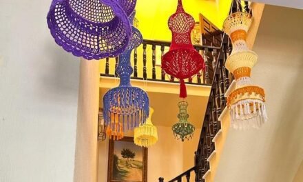 <strong>Manzanilla visibiliza el trabajo de las mujeres con una exposición de lámparas de croché</strong>