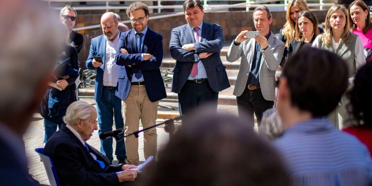 <strong>El poeta José Manuel de Lara ya tiene su  perfil presidiendo la Plaza Niña</strong>