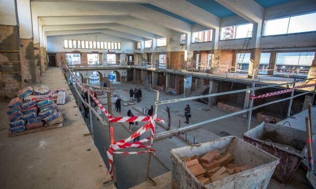 <strong>Cruz visita la construcción de los puestos del Mercado de San Sebastián</strong>