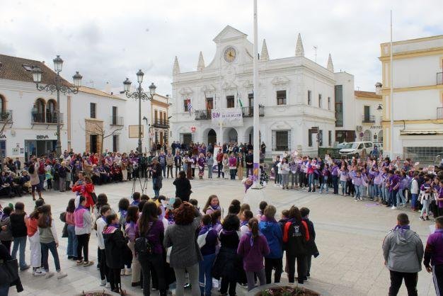 <strong>Alumnos de Cartaya participan en una performance por la igualdad real en el 8M</strong>