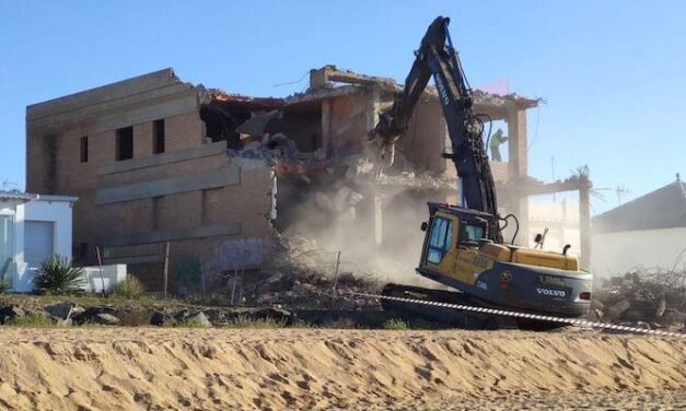 <strong>Comienza el derribo de la ‘ruina’ de La Antilla tras 40 años de espera</strong>