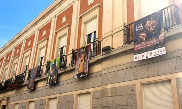 <strong>Los carteles ganadores del certamen ‘Balcones Cofrades’ ya cuelgan en las calles de Huelva</strong>