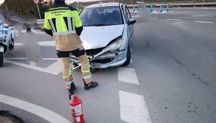 <strong>Corte de tráfico tras el accidente en un cruce en Moguer</strong>