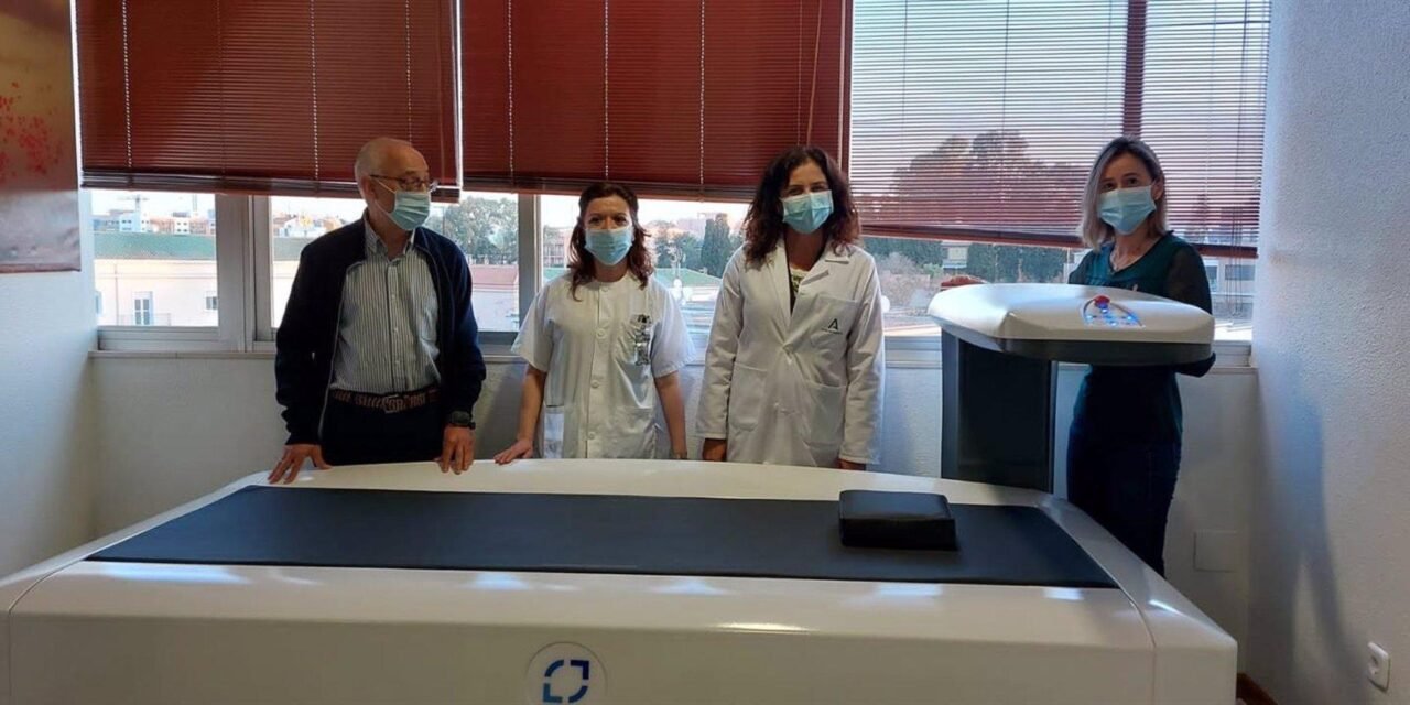 <strong>El hospital Juan Ramón Jiménez incorpora un densitómetro para los enfermos de osteoporosis</strong>