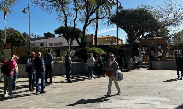 <strong>Colas para recoger la guía de Semana Santa de Huelva</strong>