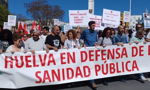 Unas 5.000 personas protestan por una sanidad digna