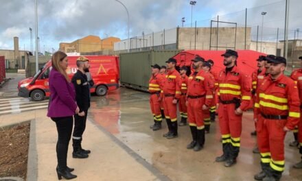 <strong>Syra Senra entrega a la UME el escudo de Valverde en reconocimiento a sus labores de rescate en catástrofes</strong>