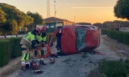 <strong>Bomberos rescatan a una persona atrapada tras un accidente en Moguer</strong>