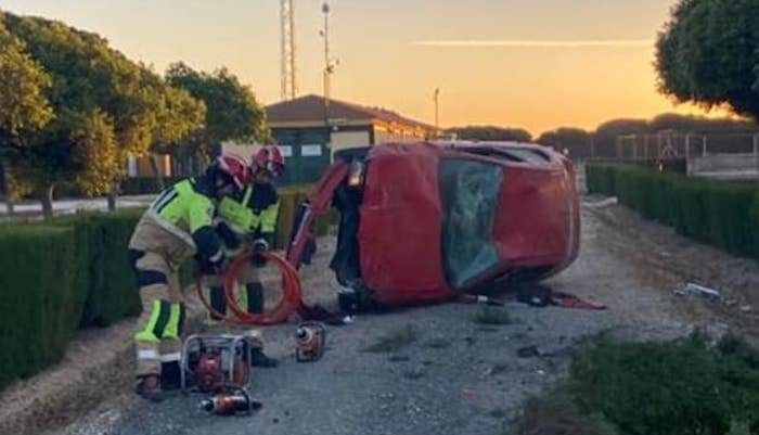 <strong>Bomberos rescatan a una persona atrapada tras un accidente en Moguer</strong>