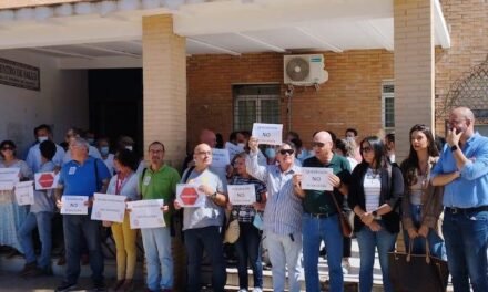 <strong>La Junta de Personal se concentra en Almonte para denunciar la segunda agresión en el centro de salud en menos de un mes</strong>