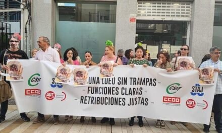 <strong>Funcionarios de Justicia se visten de Rocío en su jornada de Huelga</strong>