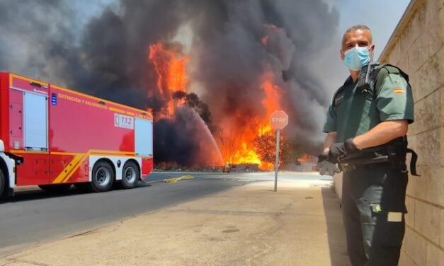 <strong>Un herido y 120 desalojados en el incendio de chabolas de Palos</strong>