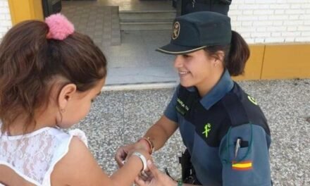 <strong>La Guardia Civil reparte pulseras identificativas durante El Rocío</strong>