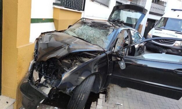 <strong>Cuatro heridos al estrellar su coche contra una casa en Punta Umbría</strong>