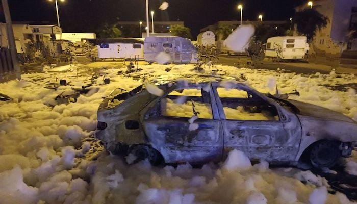 <strong>Un incendio en un parking exterior afecta al menos a seis vehículos en Punta Umbría</strong>