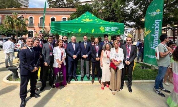 <strong>Caja Rural atiende en su stand a los asistentes en el Congreso de Frutos Rojos</strong>