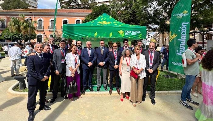 <strong>Caja Rural atiende en su stand a los asistentes en el Congreso de Frutos Rojos</strong>