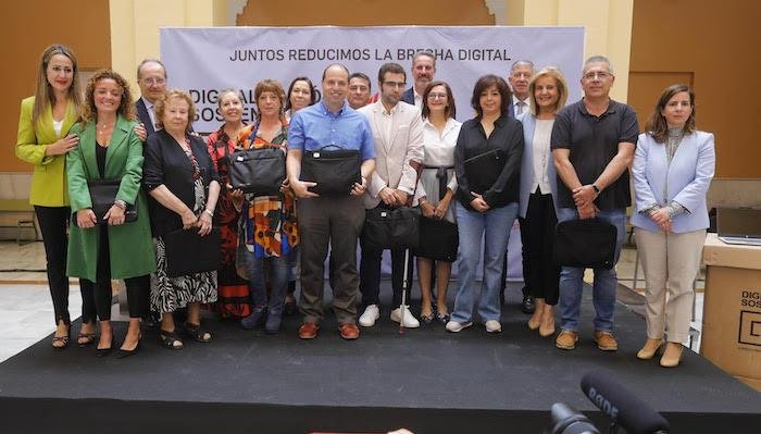 <strong>Cepsa y Fundación CEOE entregan 108 equipos informáticos a nueve entidades de Huelva</strong>