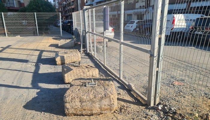 <strong>Cierran el acceso a un parking de 300 vehículos en Huerto Paco y despierta las iras vecinales</strong>