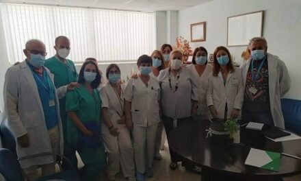<strong>Los trabajadores del Hospital de Riotinto se enfrentan a Manuela Caro por una visita al centro</strong>