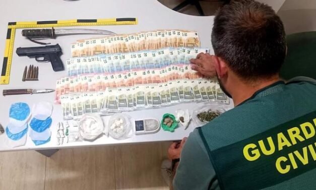 <strong>La Guardia Civil detiene a tres personas en Moguer en un punto de venta de drogas</strong>