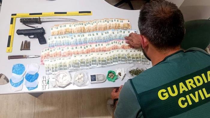 <strong>La Guardia Civil detiene a tres personas en Moguer en un punto de venta de drogas</strong>