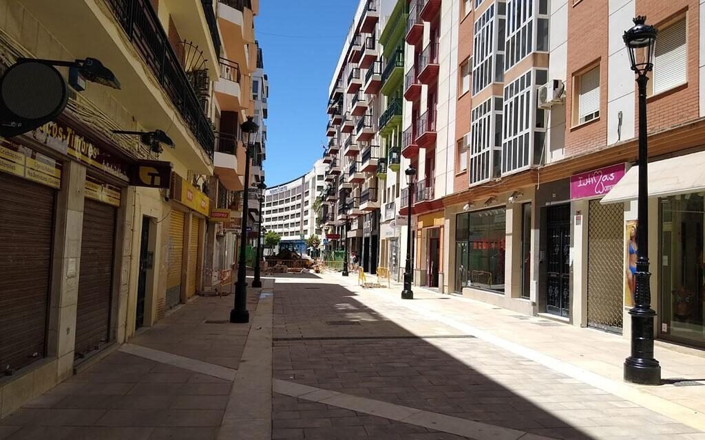 <strong>El Ayuntamiento cambia mobiliario y alumbrado para «recuperar la identidad» del casco histórico</strong>