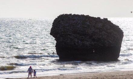 <strong>Fallece una persona tras ser rescatada del agua en la playa de Matalascañas</strong>