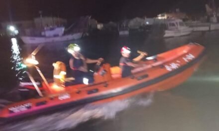 <strong>Rescatan a dos personas varadas en la Ría del Carreras</strong>