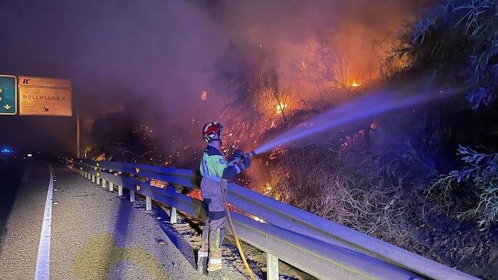 <strong>Incendio junto a la carretera A-483 en Bollullos</strong>