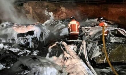 <strong>Un feroz incendio alcanza a 25 coches de un desguace en Ayamonte</strong>